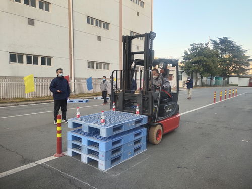 安徽中煙阜陽卷煙廠物流分中心舉辦叉抱車技能競(jìng)賽